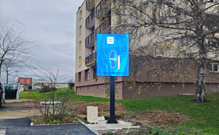 Placa de rua com publicidade led (França)