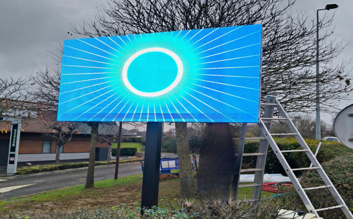 Placa de rua com publicidade led (França)