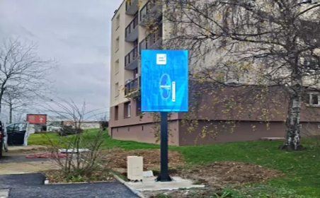 Placa de rua com publicidade led (França)